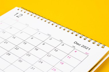 Aralık2021 Takvim masasını düzenleyicinin sarı arkaplan üzerinde plan yapması ve hatırlatması için kapat.