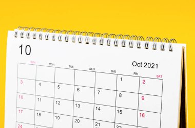 Sarı zemin üzerinde planlama ve hatırlatma için Ekim 2021 Takvim masasını kapat.