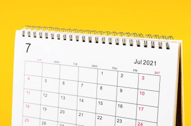 Sarı zemin üzerinde planlama ve hatırlatma için Temmuz 2021 Takvim masasını kapat.