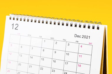 Aralık2021 Takvim masasını düzenleyicinin sarı arkaplan üzerinde plan yapması ve hatırlatması için kapat.