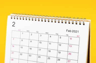 Sarı arkaplan üzerinde planlama ve hatırlatma için Şubat 2021 Takvim masasını kapat.