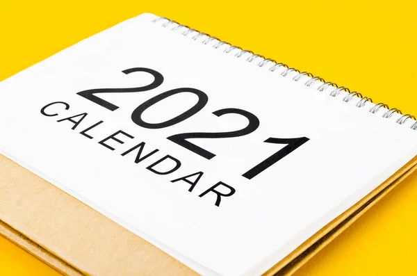 Kalenderschreibtisch 2021 Schließen Damit Veranstalter Planen Und Auf Gelbem Hintergrund — Stockfoto
