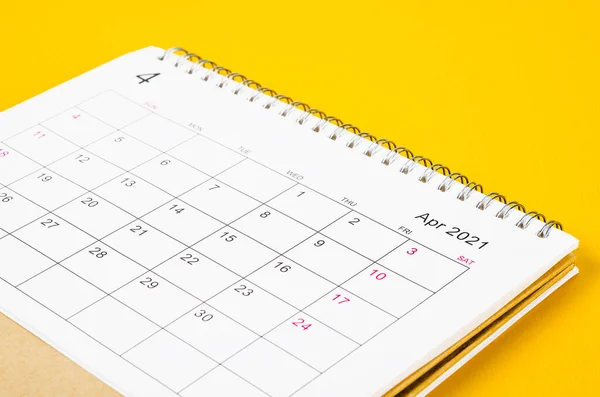 Zavřít Duben 2021 Kalendář Stůl Pro Organizátora Plánovat Připomínat Žlutém — Stock fotografie