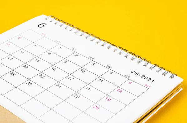 Zavřít Červen 2021 Kalendář Stůl Pro Organizátora Plánovat Připomínat Žlutém — Stock fotografie