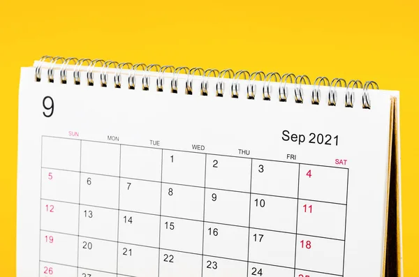 2021年9月关闭日历台 供组织者在黄色背景下进行计划和提醒 — 图库照片