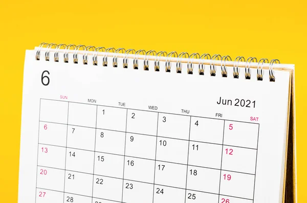2021年6月关闭日历台 供组织者在黄色背景下进行计划和提醒 — 图库照片