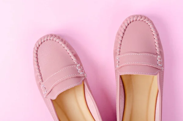 ピンクを基調としたパステルカラーのスタイリッシュな女性の靴 — ストック写真