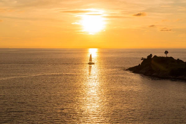 Jacht Sylwetkowy Łódź Andamańskim Morzu Zachodzie Słońca Phuket Południe Tajlandii — Zdjęcie stockowe