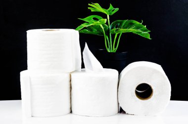 Siyah arkaplanda kağıt ruloları.