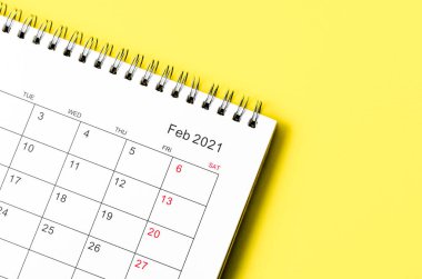 Sarı arkaplan üzerinde planlama ve hatırlatma için Şubat 2021 Takvim masasını kapat.