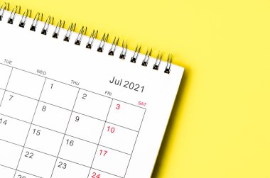 Sarı zemin üzerinde planlama ve hatırlatma için Temmuz 2021 Takvim masasını kapat.