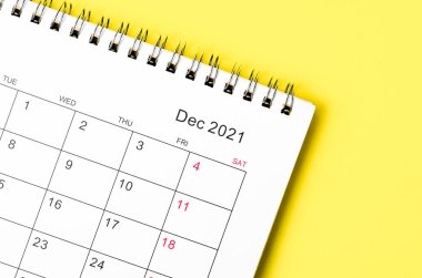 Aralık2021 Takvim masasını düzenleyicinin sarı arkaplan üzerinde plan yapması ve hatırlatması için kapat.