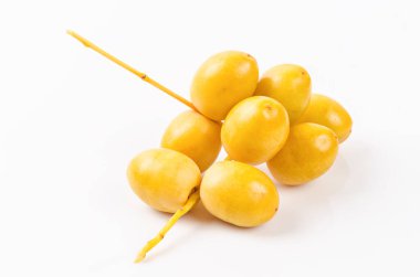 Taze hurmalıklar var arka planda..