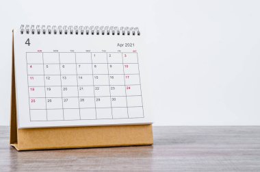 Nisan Takvimi 2021 Ahşap masa arkaplanı