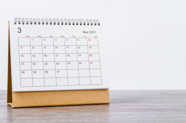 Mart Takvimi 2021 Ahşap masa arkaplanı.