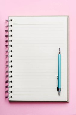 Boş sayfaları ve pembe arkaplanı olan bir kalem aç.