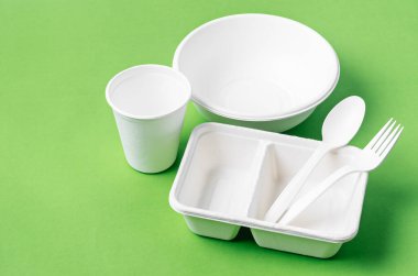 Çevre dostu biyolojik çözünebilir kağıt, yeşil arka planda ambalaj yiyeceği ve kağıt bardak için kullanılabilir..