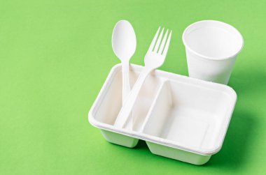 Çevre dostu biyolojik çözünebilir kağıt, yeşil arka planda ambalaj yiyeceği ve kağıt bardak için kullanılabilir..