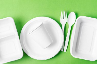 Çevre dostu biyolojik çözünebilir kağıt, yeşil arka planda ambalaj yiyeceği ve kağıt bardak için kullanılabilir..