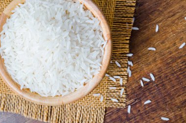 Organik Tayland Jasmine pirinç taneleri ahşap kasede pişmeye hazırlanıyor.