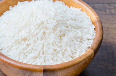 Organik Tayland Jasmine pirinç taneleri ahşap kasede pişmeye hazırlanıyor.