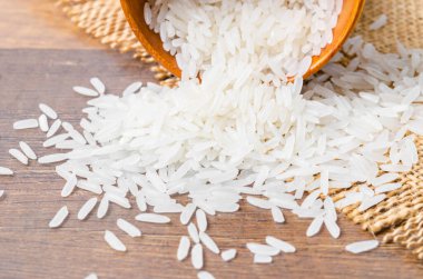 Organik Tayland Jasmine pirinç taneleri ahşap kasede pişmeye hazırlanıyor.