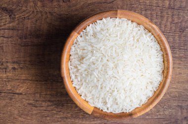 Organik Tayland Jasmine pirinç taneleri ahşap kasede pişmeye hazırlanıyor.