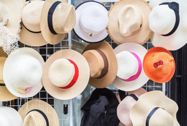 Birçok farklı renk şapka, yerel pazarda plaj şapkası satışı için tasarım..