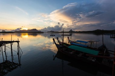 Ban Sam Chong Tai ve dev kireçtaşı dağları ardında ortaya çıkan renkli gündoğumları, Phang-nga, Tayland