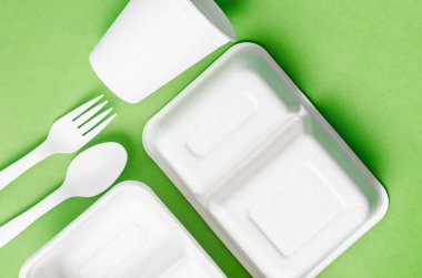 Çevre dostu biyolojik çözünebilir kağıt yeşil arka planda yiyecek ambalajı için harcanabilir.