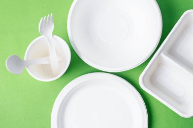 Çevre dostu biyolojik çözünebilir kağıt, yeşil arka planda ambalaj yiyeceği ve kağıt bardak için kullanılabilir..