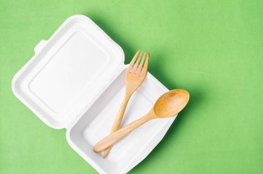 Çevre dostu biyolojik çözünebilir kağıt yeşil arka planda yiyecek ambalajı için harcanabilir.