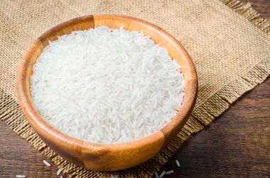 Organik Tayland Jasmine pirinç taneleri ahşap kasede pişmeye hazırlanıyor.