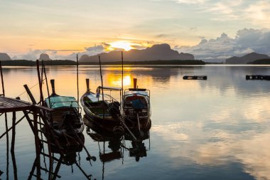Ban Sam Chong Tai ve dev kireçtaşı dağları ardında ortaya çıkan renkli gündoğumları, Phang-nga, Tayland