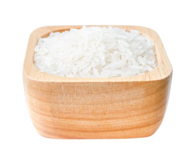 Tahta kasedeki organik Thai Jasmine pirinç taneleri beyaz arka planda izole edilmiş pişirilmeye hazırlanıyor..