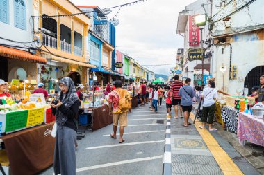 Phuket Town, Phuket, Tayland - 22 Kasım 2020. Phuket Walking Sreet, Phuket Old Town 'da bir gece pazarı. Alacakaranlıkta yerel halk ve turist kalabalığıyla sokak yiyecek pazarının manzarası.