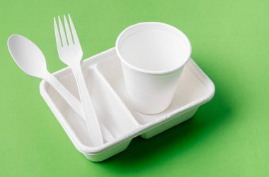 Çevre dostu biyolojik çözünebilir kağıt, yeşil arka planda ambalaj yiyeceği ve kağıt bardak için kullanılabilir..