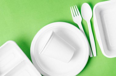 Çevre dostu biyolojik çözünebilir kağıt, yeşil arka planda ambalaj yiyeceği ve kağıt bardak için kullanılabilir..