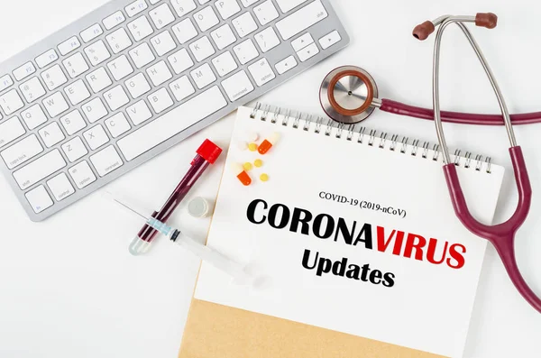 Coronavirus Updates Vakcina Injekciós Üveg Vérmintával Kémcsőben Laboratóriumi Vizsgálathoz Covid — Stock Fotó