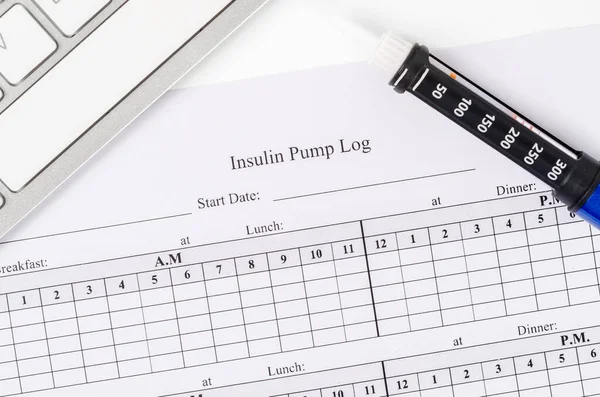 胰岛素泵记录表和注射器胰岛素对病人的影响 — 图库照片