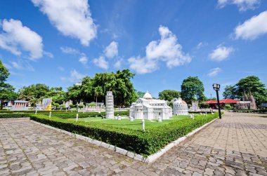 Chon Buri, Tayland. 3 Haziran 2017: Mini Siam Pattaya 'daki Piazza dei Miracoli' nin model binası. Eğik Pisa Kulesi ile Pisa Katedrali.