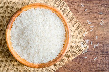 Organik Tayland Jasmine pirinç taneleri ahşap kasede pişmeye hazırlanıyor.