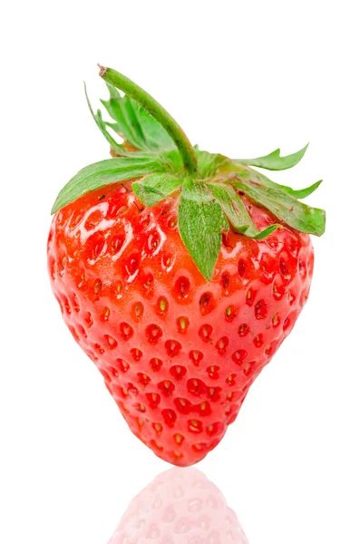 在白色背景上分离的红莓草莓 节省了剪枝路径 — 图库照片