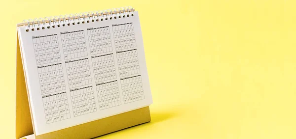 Calendario Escritorio 2021 Sobre Fondo Amarillo Con Espacio Vacío Para —  Fotos de Stock