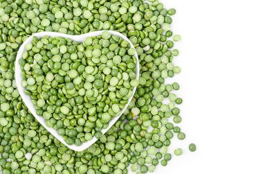 organik yeşil bezelyeler beyaz arkaplanda.