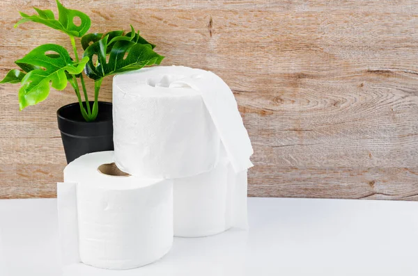 木制桌子上的白色厨房纸巾 卫生纸 棉垫和绿叶 — 图库照片