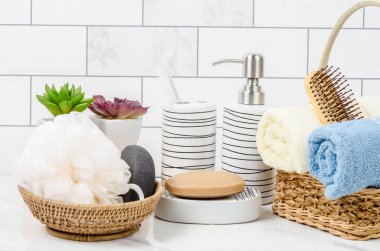 Sıvı sabun ya da mermer zemin üzerinde bitkisel sabun bulunan şampuan için eramik pompa seti..