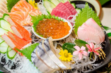 Japon usulü saşimi setiyle ikura (somon yumurtası) yakın çekim.