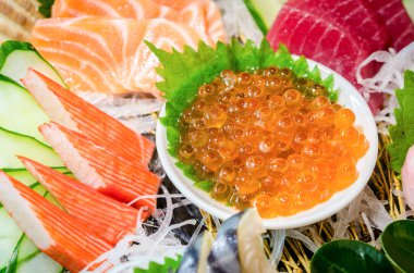 Japon usulü saşimi setiyle ikura (somon yumurtası) yakın çekim.