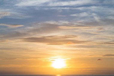 Deniz üzerinde bulutlu gökyüzü ile güzel gün batımları